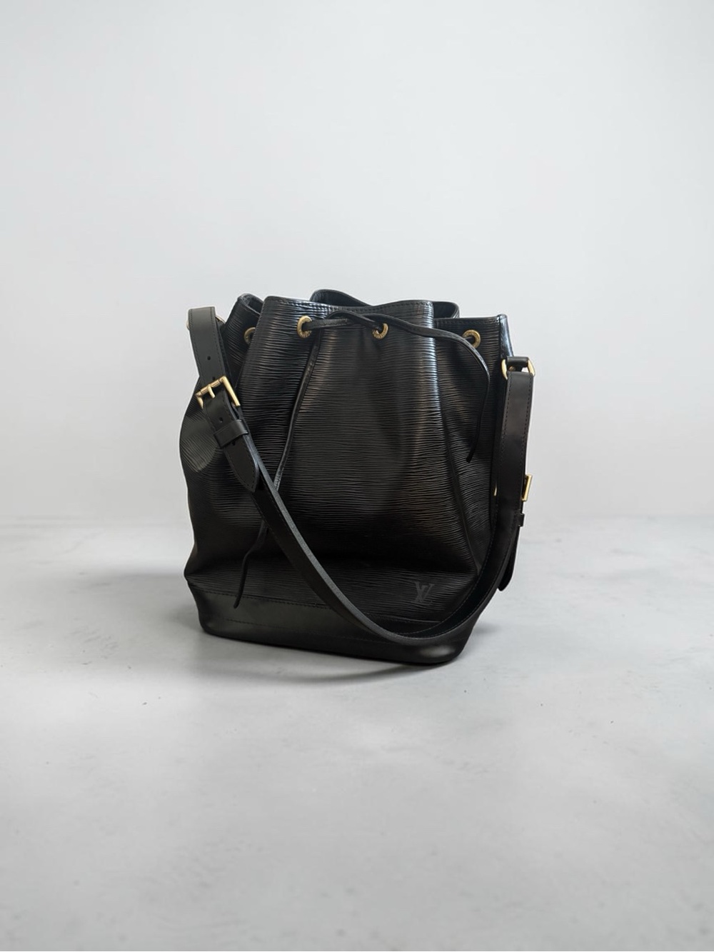 Louis Vuitton Epi Leather Noe GM Bucket Bag Black — Vintage ✨